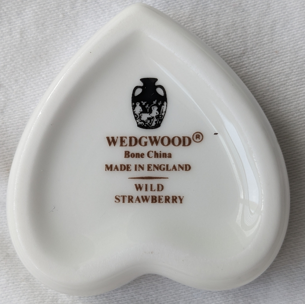 Wedgwood Wild Strawberry Bone China Small Heart Box & Lid Gold Rim Discontinued - Picture 4 of 11